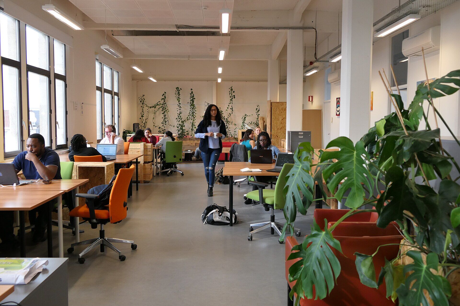 Oficina compartida con puestos de trabajo y luz natural, coworking en Burjassot